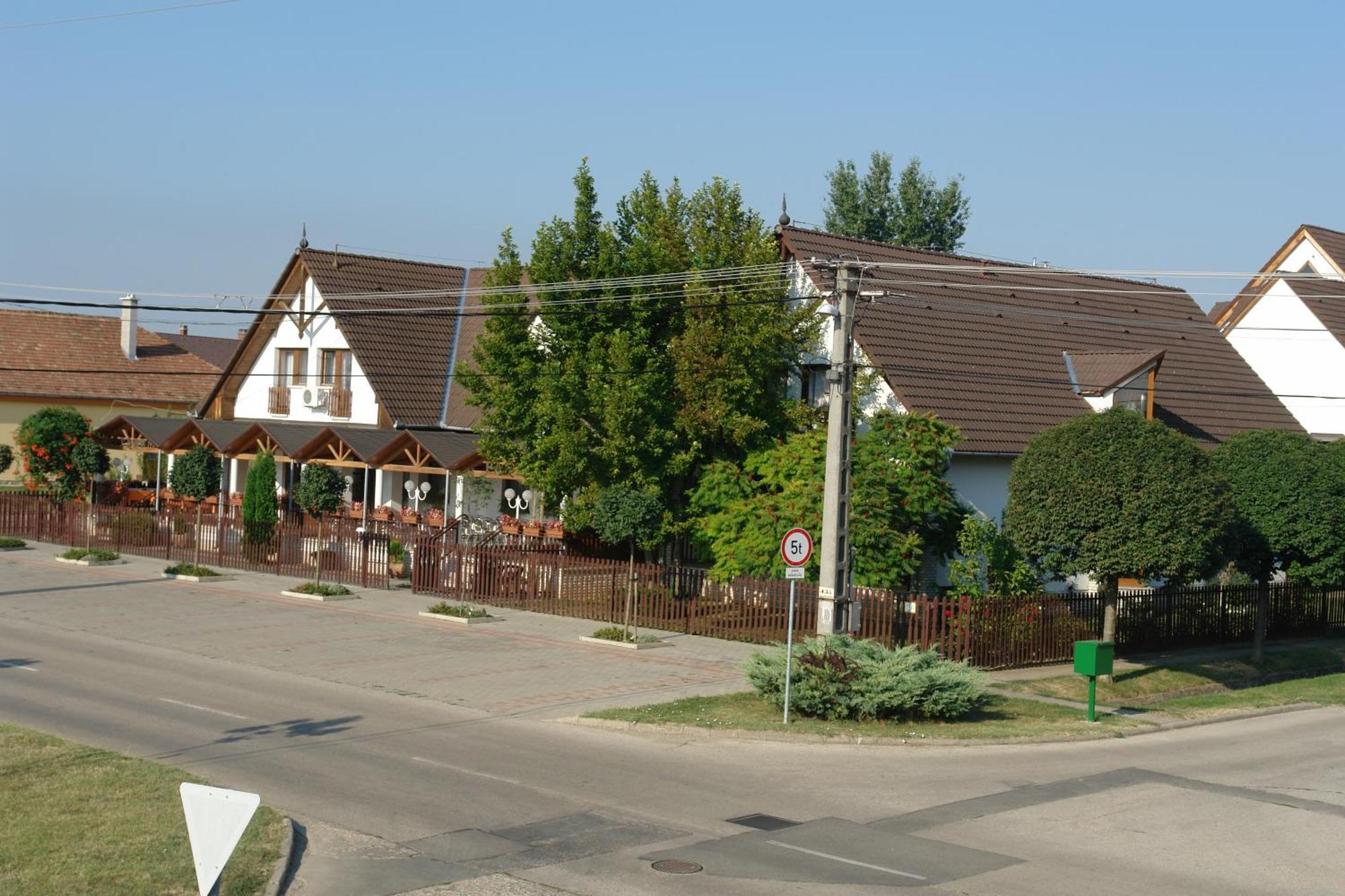 Koller Panzio Hotel Bonyhad Exterior photo
